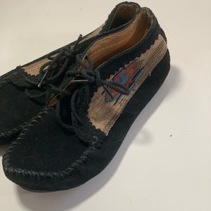 Minnetonka size 6 comfy loafers